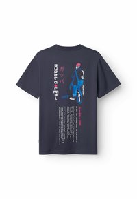 Námořnické bavlněné tričko s grafickým designem postavy se skateboardem a textem v bílé, růžové a modré barvě. Krátké rukávy a kulatý výstřih.