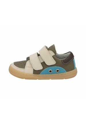 Legerer Kindersneaker mit beigen Klettverschlüssen, braunen und blauen Lederdetails sowie einer hellbraunen Gummisohle.