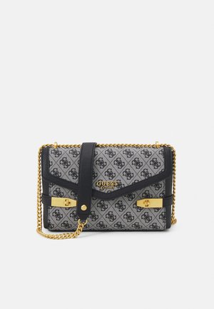 Kleine rechthoekige grijze en zwarte Guess-handtas met een patroon van het logo, zwarte accenten en een gouden kettingband en sluitingsdetails.