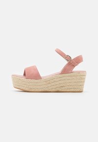 Rosa mockasinsandaler med kilklack och espadrille-liknande jutesula, med en ankelrem med metallspänne och öppen tå-design.