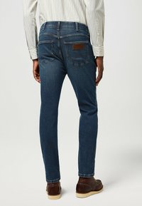 Wrangler LARSTON - Vaqueros slim fit - marine tint