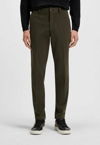 Olijfgroene rechte broek gemaakt van gladde stof, met een knoopsluiting, voorkruiken en een klassiek ontwerp.