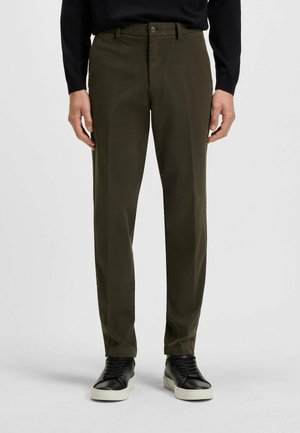Pantalons droits vert olive en tissu lisse, avec une fermeture à bouton, des poches avant et un design classique.