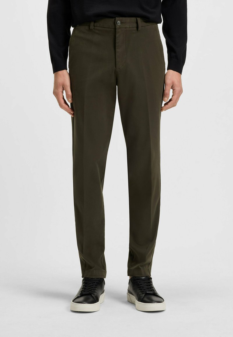 Olijfgroene rechte broek gemaakt van gladde stof, met een knoopsluiting, voorkruiken en een klassiek ontwerp.