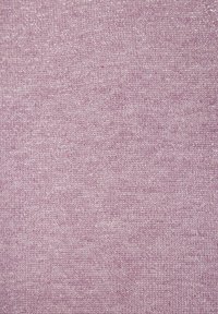 Weiches, hellrosa strukturiertes Gewebe mit einem subtilen Schimmer, das ein gestricktes Muster und eine gleichmäßige Webart aufweist, geeignet für Kleidung oder Polsterung.