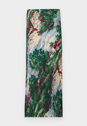 Gemusterter Stoff mit einer Landschaftsszene, die grüne Bäume, rote Blumen, ein Haus mit rotem Dach und einen blauen Himmel zeigt. Glatte Textur.