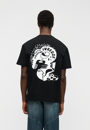 BROKE IVRESSE - Trükipildiga T-särk - black