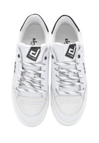 Baskets blanches avec un capuchon en daim texturé, des accents noirs et des lacets rayés gris-noir. Présente des écussons de logo sur la languette et sur les côtés.