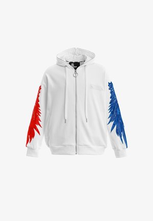 Sudadera blanca con cremallera y capucha con diseño de ala roja en la manga izquierda y diseño de ala azul en la manga derecha, con capucha ajustable con cordón.