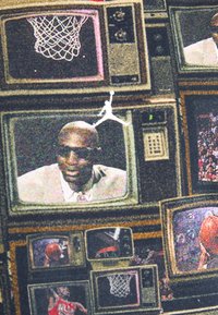T-skjorte med heltrykk som har vintage TV-er med bilder av basketballscener og en sentral figur. Fargene inkluderer svart, beige og rød.