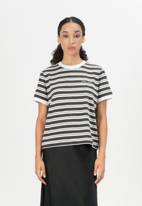 Stribet t-shirt i mørkebrun og hvid, med rund halsudskæring og korte ærmer. Blødt stof med en løs pasform; mærkelogo på brystet.