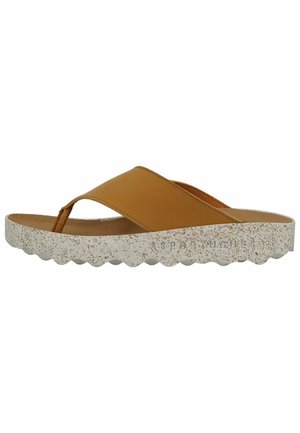 Sandale en cuir couleur fauve avec une large bride et une semelle blanche texturée, portant le nom de la marque embossé sur le côté.