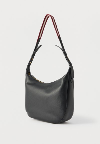 Μαύρη δερμάτινη τσάντα ώμου με καμπυλωτό σχήμα, που διαθέτει χρυστό φερμουάρ, ρυθμιζόμενο λουρί με κόκκινες και λευκές ρίγες, και λεία υφή.