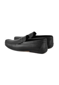 Zwarte leren schoenen met een geperforeerd ontwerp, platte zolen en een moccasin-stijl met een brede band over de wreef.