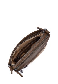 Borsa in pelle marrone con finitura testurizzata, doppie zip e scomparti multipli. L'interno presenta una fodera beige liscia.