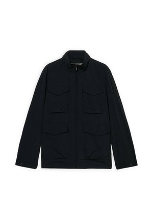 Czarna kurtka na zamek z wysokim kołnierzem i czterema przednimi kieszeniami z patkami, długimi rękawami i mankietami z zatrzaskami, rozłożona na białym tle.