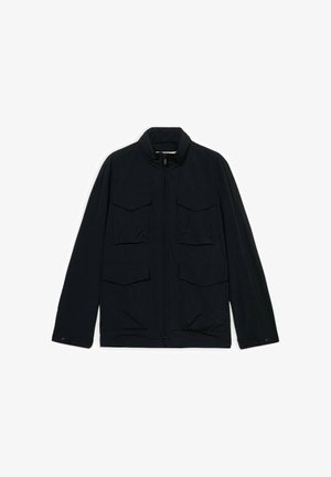 Veste noire à fermeture éclair avec un col haut et quatre poches à rabat à l'avant, manches longues, et poignets à boutons-pression, étalée à plat sur un fond blanc.