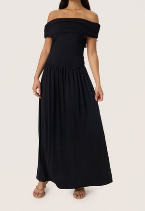 Zwarte maxi-jurk met blote schouders, een getailleerd lijfje, een geplooide taille en een vloeiende rok. Soepele stof, minimalistisch ontwerp en enkellengte.