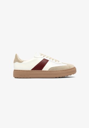 Valkoiset nahkakengät, joissa on viininpunainen raita, beiget mokka-akcentit ja paksu vaaleanruskea kumipohja. Nauhakiinnitys, jossa on rei'itetty yksityiskohta.