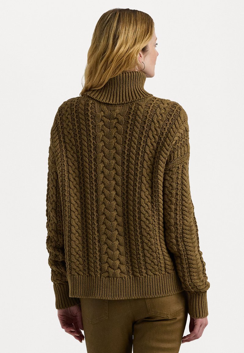 Brauner Kabelstrickpullover mit hohem Kragen, der ein strukturiertes Muster sowie gerippte Bündchen und Saum aufweist. Der Stoff wirkt weich und voluminös.