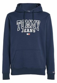 Felpa blu navy con tasca frontale, cappuccio con cordino e testo bianco "TOMMY JEANS". Presenta un piccolo dettaglio logo rosso, bianco e blu.