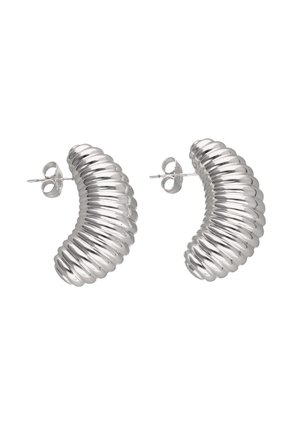 Sølvtonede, riflet, halvmåneformede ørestikker med stiftbagside, vist på en hvid baggrund.