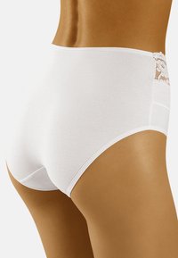 Witte katoenen high-waisted onderbroek met een kanten accent aan de achterkant, een gladde textuur en een volledig bedekkend ontwerp.