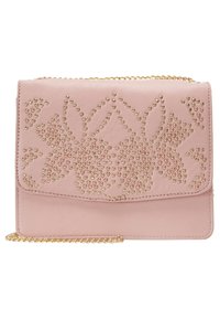 Clutch in pelle rosa con motivo floreale in borchie dorate e tracolla a catena dorata, forma rettangolare con chiusura a pattina.