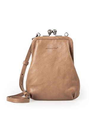 Kleine lichtbruine leren crossbodytas met metalen sluiting en verstelbare band, met het merk "aunts & uncles" aan de voorkant.
