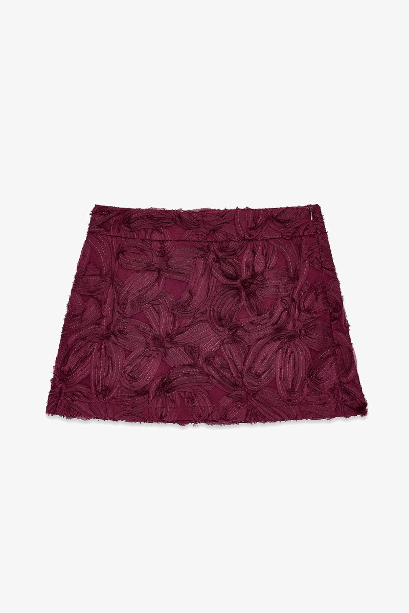 Burgundska krilna tkanina s cvetnim vezenjem in teksturnimi detajli, z ravno silhueto in fru fru robom.