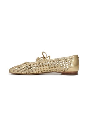 Goldfarbene Ballerinas aus gewebtem Material mit offenem Netzdesign, spitz zulaufender Spitze und kleinem Absatz hinten. Mit einer Schleifenapplikation vorne.