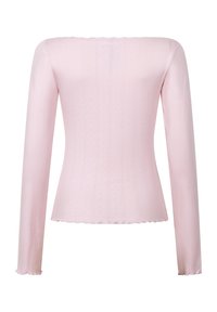 Hellrosa langärmliges Oberteil mit gerippter Textur, gewelltem Saum und schulterfreiem Design. Der Stoff wirkt weich und elastisch und zeigt dezente Muster.