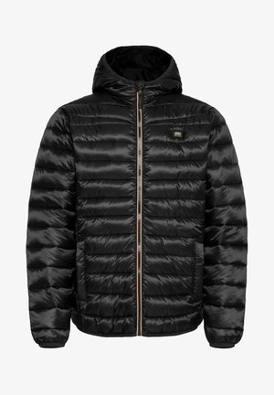 Zwarte pufferjack met capuchon, met een horizontaal gestikte patroon, rits aan de voorkant en zijzakken. Glad, glanzend materiaal met elastische manchetten.