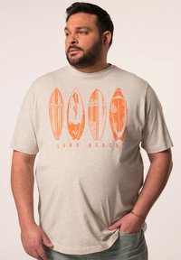 Svetle šedé tričko s krátkými rukávy se silikonovými grafikami oranžové surfovací desky a textem "LONG BEACH" tištěným na přední straně.