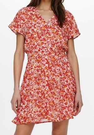 Bloemenjurk in roze- en roodtinten met korte mouwen, v-hals en knoopsluiting aan de voorkant. Gemaakt van lichtgewicht stof met een vloeiende rok.