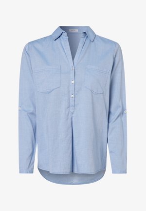 Camisa azul claro de manga larga con cuello, tres botones delanteros, dos bolsillos en el pecho y trabillas con botones en las mangas para remangar.