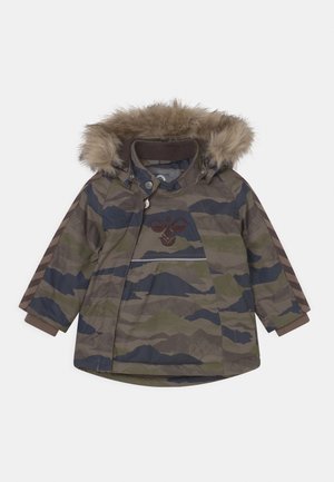 Dziecięca zimowa kurtka w wzór moro z kapturem obszytym sztucznym futerkiem i ciemnobrązowymi paskami w kształcie zygzaka na rękawach, pokazana na płasko na białym tle.