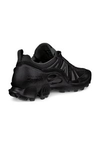 Schwarzer Sportschuh aus Mesh und strukturiertem Leder. Verfügt über eine verstärkte Ferse, eine gummierte Laufsohle und dezente Markenkennzeichnung an der Seite.