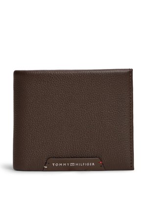 Brun tekstureret læderpung med et lille syet Tommy Hilfiger-logo placeret midt på den nederste forside.