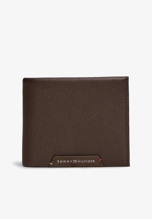 Braune strukturierte Lederbrieftasche mit einem kleinen aufgenähten Tommy Hilfiger Logo-Patch, zentriert auf der unteren Vorderseite.