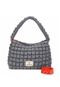 Borsa imbottita grigia con design trapuntato testurizzato, caratterizzata da una tracolla arricciata, accenti rossi e una targhetta logo argentata. Include tracolla rossa staccabile.