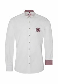Witte blouse met lange mouwen en een mandarinakraag, met zilveren knopen en een bordeauxrood geborduurd logo. De manchetten hebben een rood-wit geruit patroon.