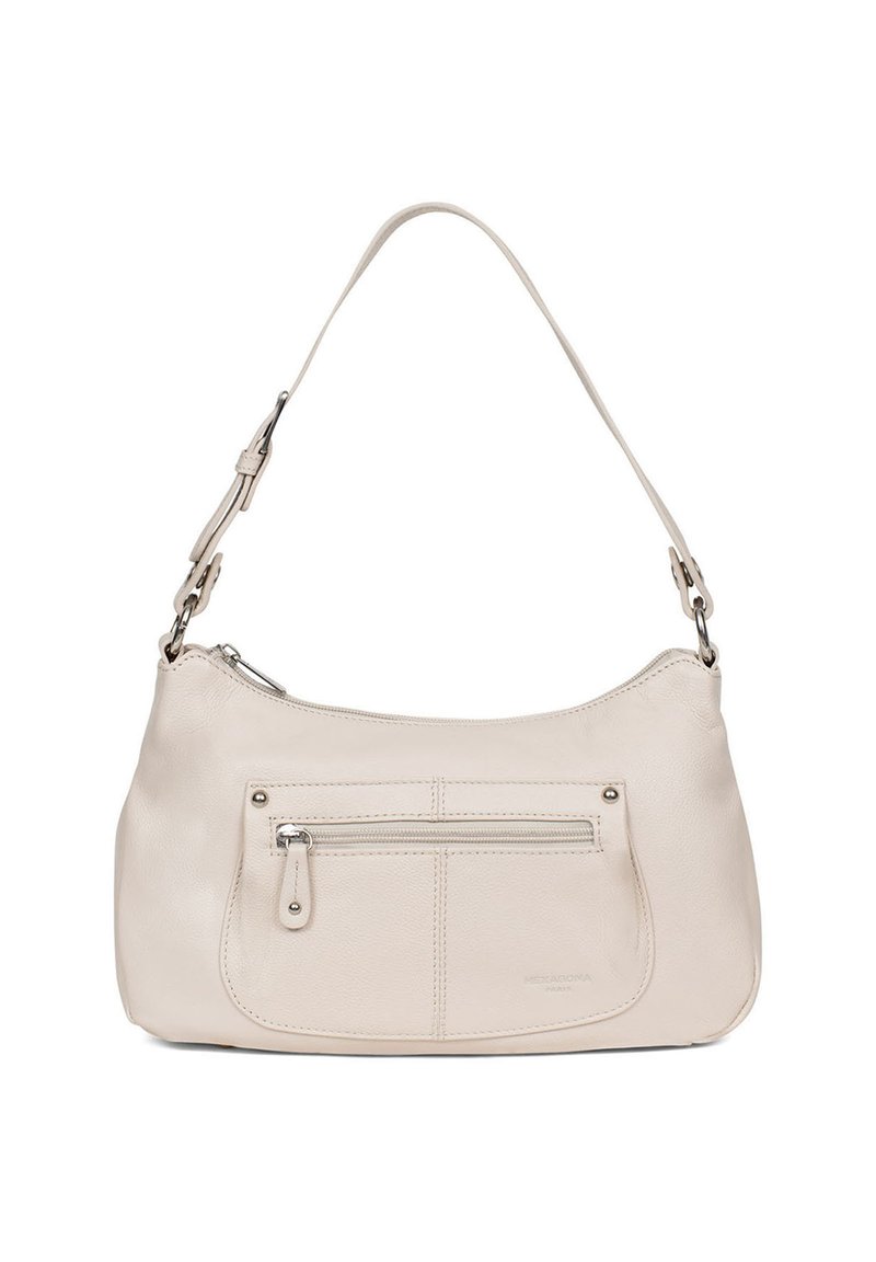 Beige leren schoudertas met een gebogen vorm, verstelbare schouderband en een voorvak met rits. Gladde textuur met subtiele stikdetails.