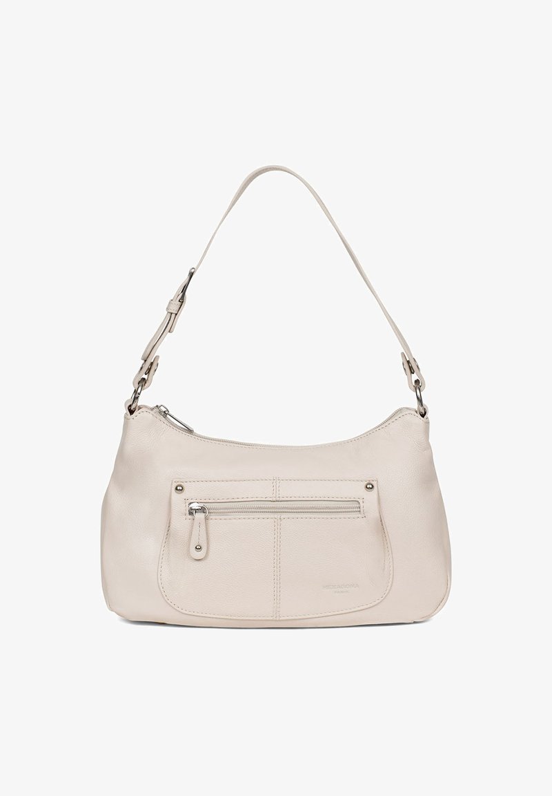 Beige leren schoudertas met een gebogen vorm, verstelbare schouderband en een voorvak met rits. Gladde textuur met subtiele stikdetails.