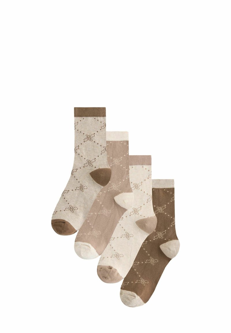 Vier Paar gemusterte Socken in Beige- und Brauntönen. Merkmale sind gerippte Bündchen, Schmetterlingsmotive und kontrastierende Zehenfarben.