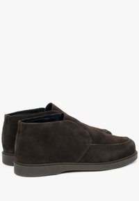 Hnědé semišové kotníkové boty s hladkým povrchem, kulatou špičkou a elastickými postranními panely. Nízká gumová podrážka v ladící hnědé barvě.