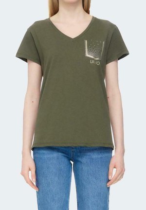 T-shirt in cotone verde oliva con scollo a V, maniche corte e un design della tasca decorativa metallica con il testo "LIU JO."
