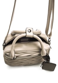 Borsa a tracolla in pelle color crema, texture trapuntata, manico arrotondato, tracolla regolabile, chiusura con zip, piccola tasca attaccata.