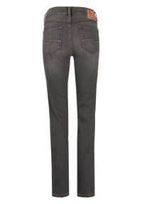 Vaqueros de mezclilla gris con un corte recto, que cuentan con dos bolsillos traseros y un parche de logo de cuero marrón en la cintura.