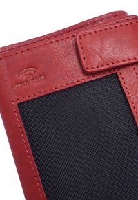 Červená kožená peněženka s texturovaným černým RFID-bezpečným panelem. Disponuje šitým okrajem a bezpečným klopovým uzavřením.